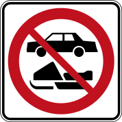 «Движение легковых автомобилей и снегоходов запрещено» (Квебек)