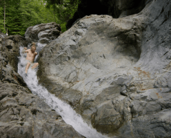 Водная горка в скалах каньона Линн (ВИДЕО)