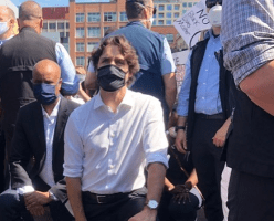Джастин Трюдо встал на колено на демонстрации против расизма