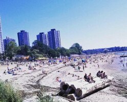 Толпы людей вернулись на улицы Ванкувера после объявления ослабления карантина