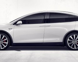Автомобиль Tesla отвёз в больницу человека, которому прямо за рулём срочно потребовалась первая помощь