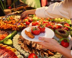6 ресторанов с услугой «всё, что сможешь съесть» в Ванкувере