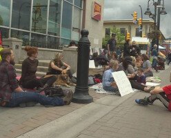 В канадском городе запретят сидеть на тротуарах - штраф $100