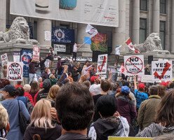 В Ванкувере прошел крупнейший митинг против ношения масок