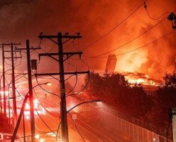 Пожар уничтожил часть набережной в Нью-Вестминстере