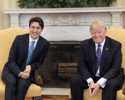 Хэштег "TrudeauMustGo"("ТрюдоДолженУйти") становится все более популярным в Канаде