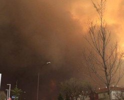 Огромный лесной пожар в Альберте: 60,000 людей срочно эвакуированы
