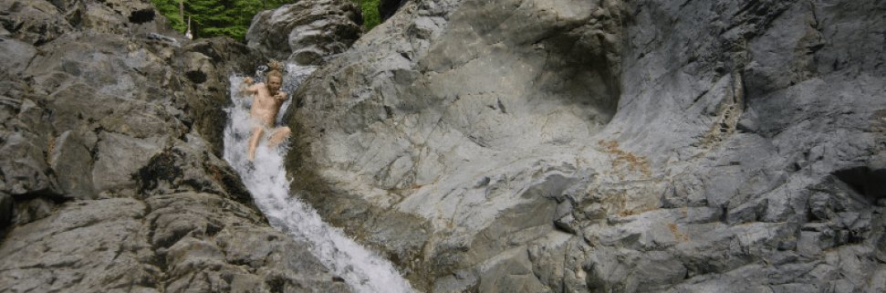 Водная горка в скалах каньона Линн