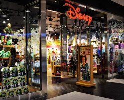 Disney закрывает все свои магазины в Канаде и большинство — в США