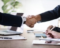 Из-за нехватки рабочей силы работодатели из Атлантической Канады добавляют бонусы к стандартным предложениям работы