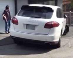 Подросток, не имеющий прав, угробил Porsche Cayenne и скрылся с места ДТП (ВИДЕО)