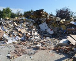 Пьяная женщина за рулем автомобиля врезалась в стену дома в Онтарио, что спровоцировало взрыв газа