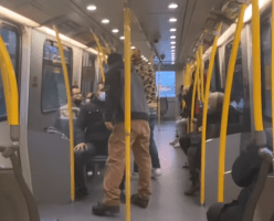 "COVID-19 это фейк!": мужчина орал на людей в масках в SkyTrain (ВИДЕО)