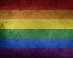 Мужчина совершил вандализм на пешеходном переходе Pride в центре Калгари из-за ненависти к геям