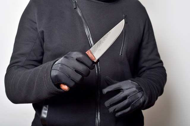 В Северном Ванкувере мужчина нападал на людей с ножом: 1 человек погиб