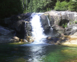 Водопады в парке Канака (Kanaka Creek Cliff Falls)