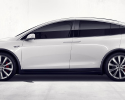 Автомобиль Tesla отвёз в больницу человека, которому прямо за рулём срочно потребовалась первая помощь