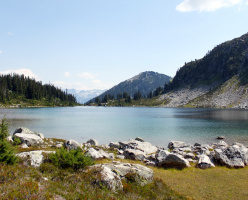 Озеро Рэйнбоу (дословно — радужное озеро, Rainbow Lake)