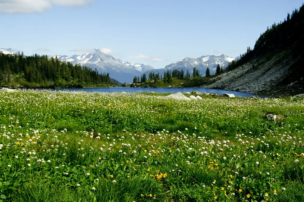 Озеро Рэйнбоу (дословно — радужное озеро, Rainbow Lake)