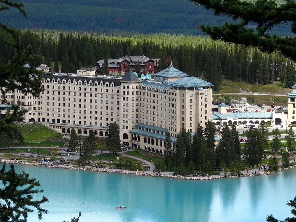 Замки в Канаде: Chateau Lake Louise (Альберта)