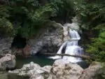 Водная горка в скалах каньона Линн (ВИДЕО)