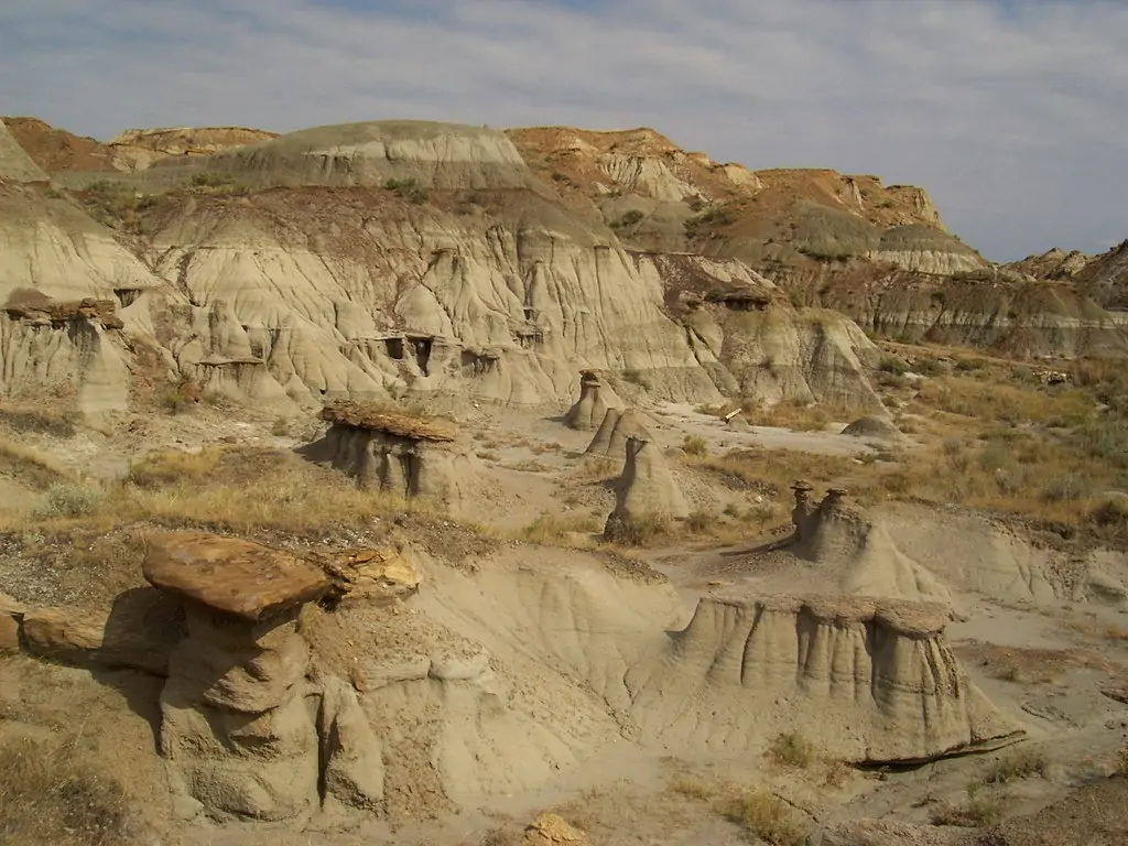 Какие тайны скрывает Dinosaur Provincial Park в Канаде?