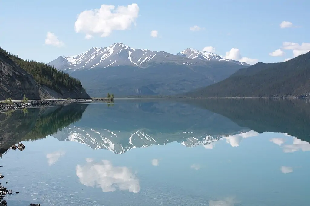 Озеро Манчо (Muncho Lake)