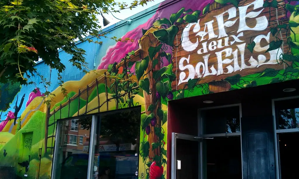 Відчуйте живу поезію в Cafe Deux Soleils