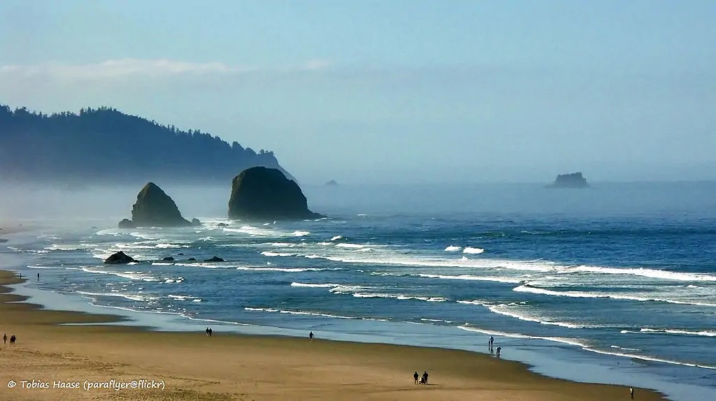 Совершите прогулку среди огромных валунов на пляже Кэннон (Cannon Beach)