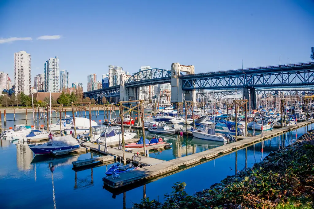 Местечко под Burrard St. Bridge
