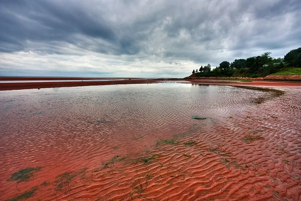 Пляж красного песка (Red Sand Beach)