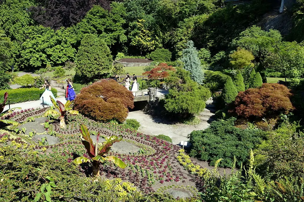 Сады в Ванкувере: Queen Elizabeth Park's Quarry Gardens