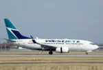 Самолет WestJet в канадском аэропорту