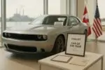 Новый автомобиль в светлом салоне, табличка «Made in Canada» и диплом наград на фоне нейтральных документов