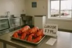 Лобстеры на прилавке в небольшом рыбном магазине Новой Шотландии с ценником со скидкой