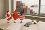 Флаги Канады, Китая и США на столе в офисе у порта, рядом документы о тарифах и контейнеры