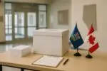 Урна для голосования и флаги Альберты и Канады в спокойном зале, символ референдума