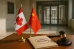 Флаги Китая и Канады рядом с папкой «решение суда» в светлом холле, символ смягчения дела