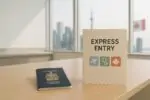 На столе папка «Express Entry», канадский паспорт и пиктограммы приоритетных категорий отбора на ПМЖ.