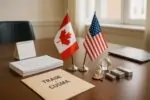 Флаги Канады и США рядом с папкой о торговых переговорах на столе в светлой переговорной