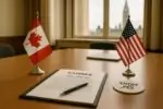 Папка с документом CUSMA и символически зачёркнутым «entry fee» рядом с флагами Канады и США на столе.
