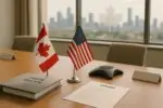 Стол переговоров с флагами Канады и США, папкой «Trade Review» и повесткой, мягкий дневной свет