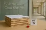 Папки с судебными документами и календарём в светлом холле федерального суда Канады, без людей