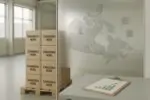 Палета коробок с канадским вином в светлом складе, за матовым стеклом с линиями границ провинций