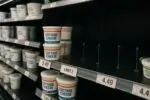Полка молочного отдела в канадском супермаркете: творожный сыр почти закончился, ценники заметно выше