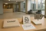 Спокойный офисный натюрморт: папка OINP, календарь с датой 30 мая 2026 и документы, символизирующие реформу.