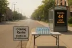 Жаркий летний городской пейзаж в Канаде: табло с humidex 44 и пункт с водой у центра охлаждения