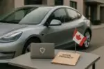 Электромобиль в городе и папка «Data Privacy» рядом с ноутбуком, символизирующие риски данных подключённых авто.