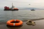 Спокойный дневной пролив у Ванкувера: спасательные суда на горизонте и спаскруг на причале