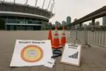 План безопасности и лист сметы на фоне стадиона в центре Ванкувера, символ роста затрат ЧМ-2026